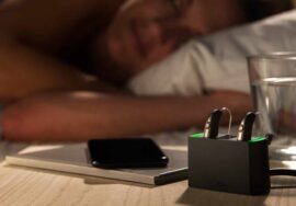 widex işitme cihazı ve işitme cihazı şarj istasyonu