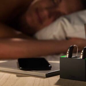 widex işitme cihazı ve işitme cihazı şarj istasyonu