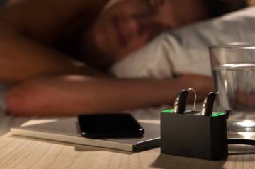 widex işitme cihazı ve işitme cihazı şarj istasyonu